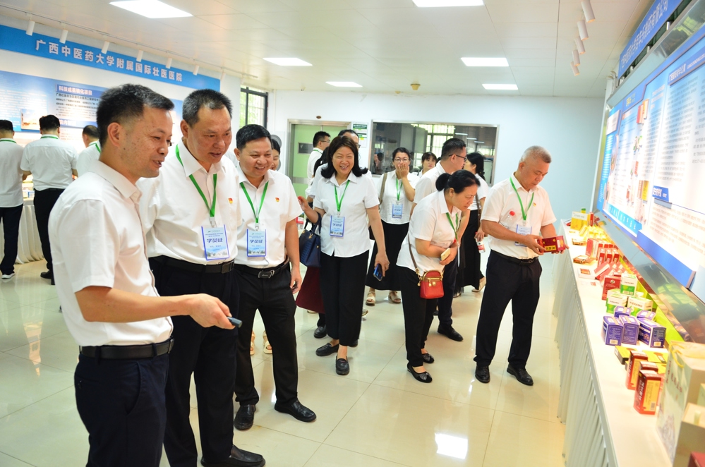 现场教学：介绍学校中医药壮瑶医药研究院科研概况（第二期）
