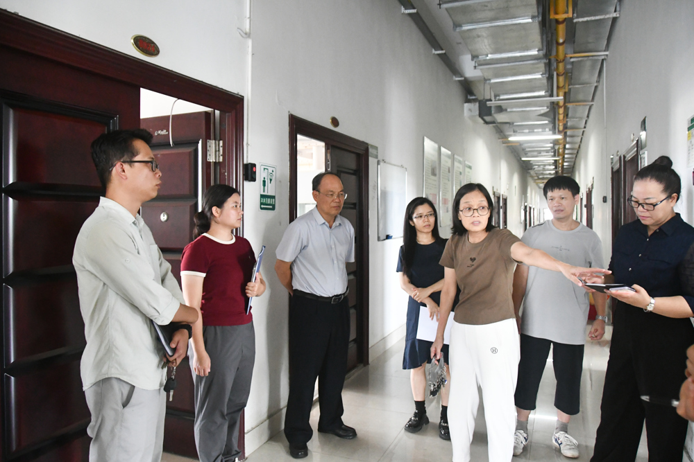 检查组在仙葫校区检查