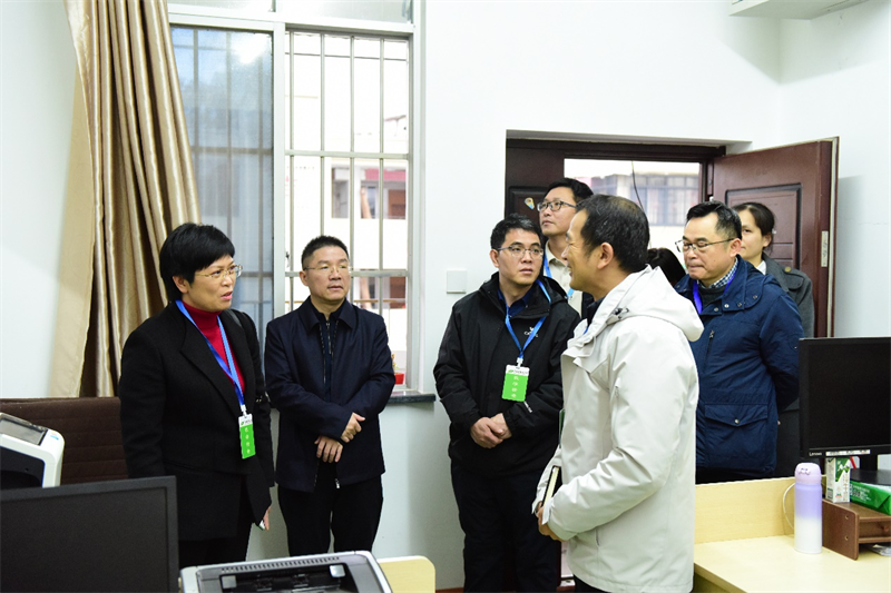 检查组与教学管理人员深入交流