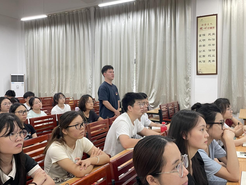 刘明举同志进行学习讨论