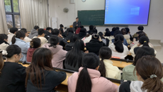 何并文副书记与联系学生班级开展座谈交流