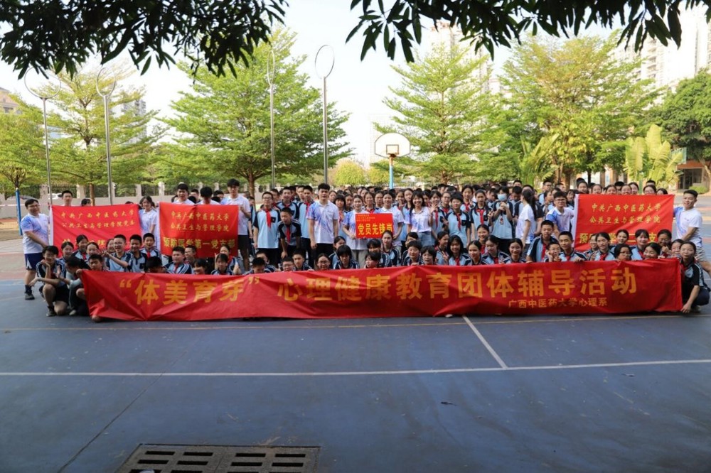 心理健康服务团队与学生合影