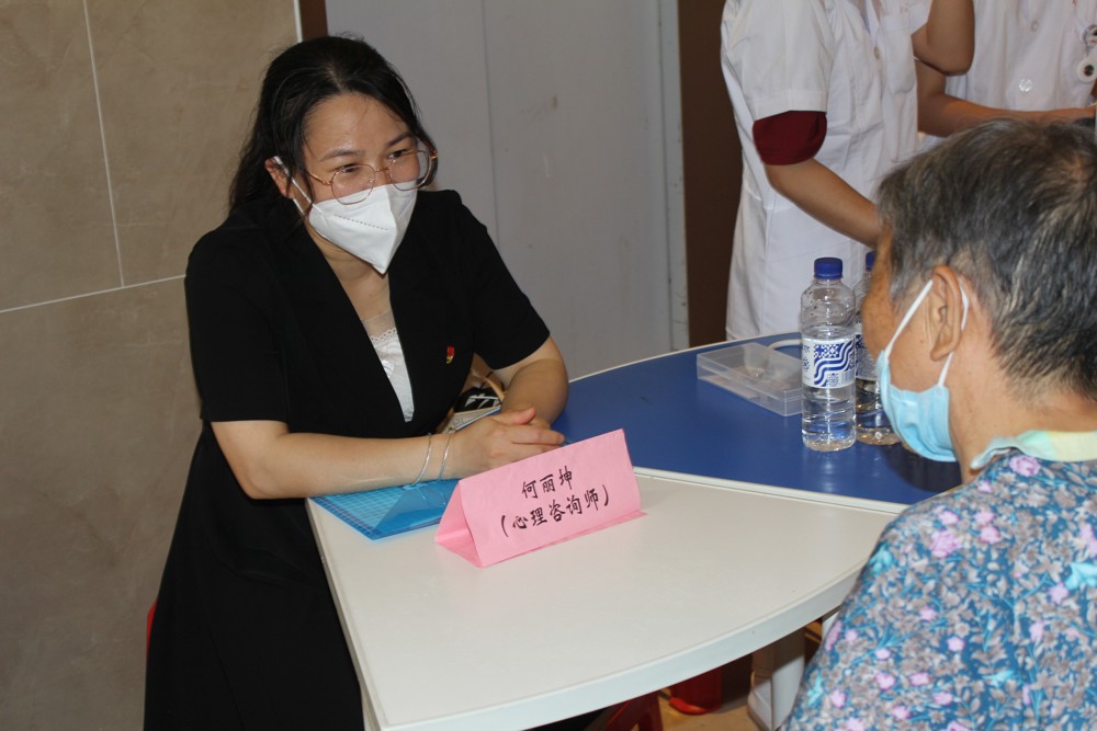 Beat365心理咨询师在给社区居民提供心理咨询