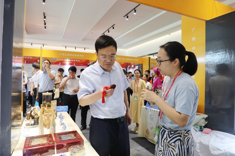 自治区党委教育工委书记、教育厅党组书记、厅长刘友谊参观Beat365展区