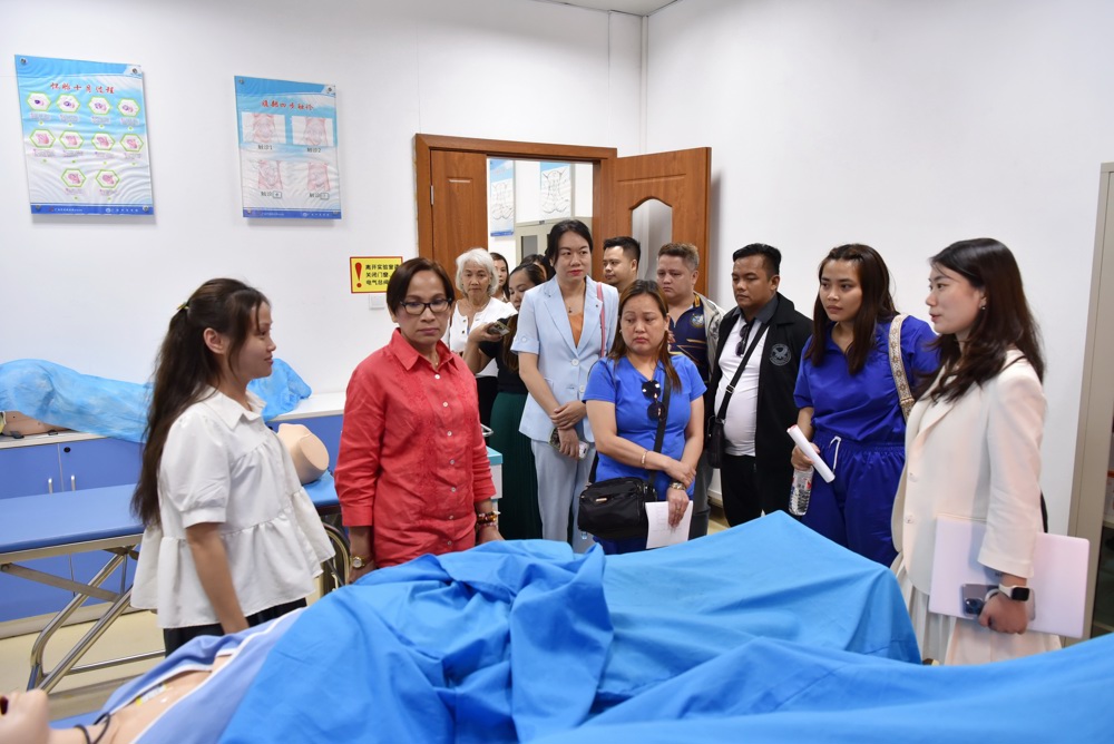 参观教学实训基地