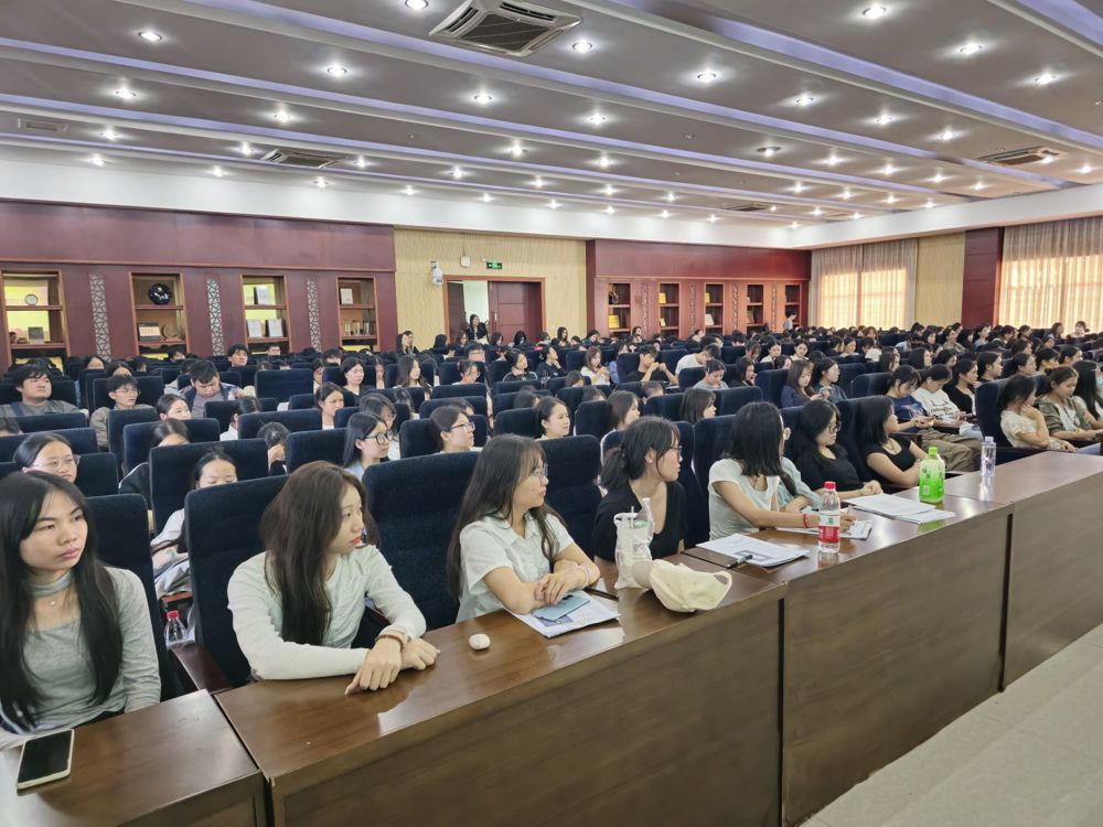 毕业生参加就业动员会