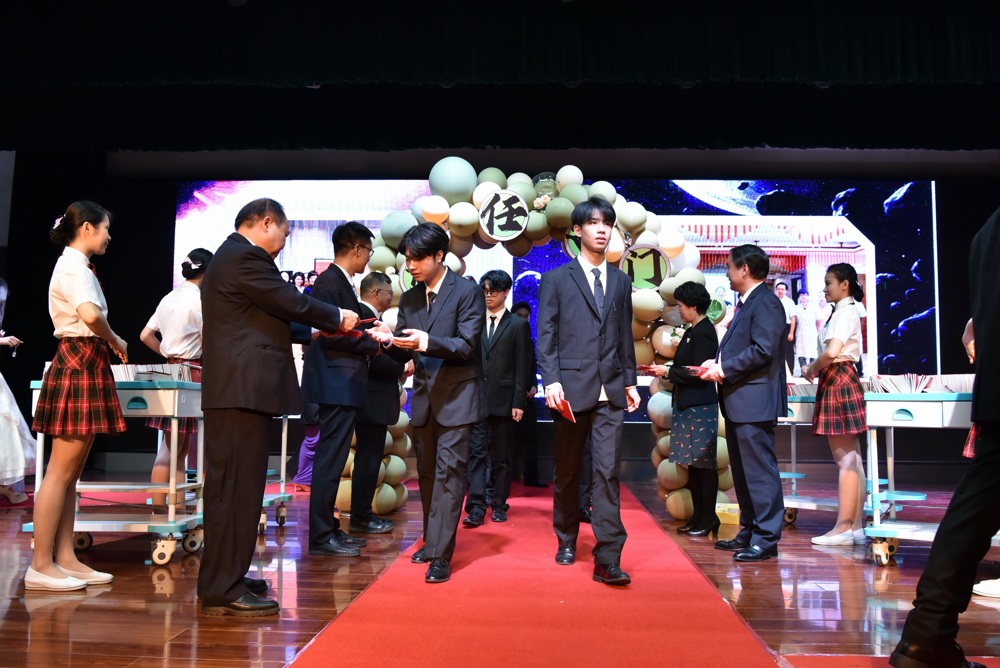 学生穿越“责任之门”