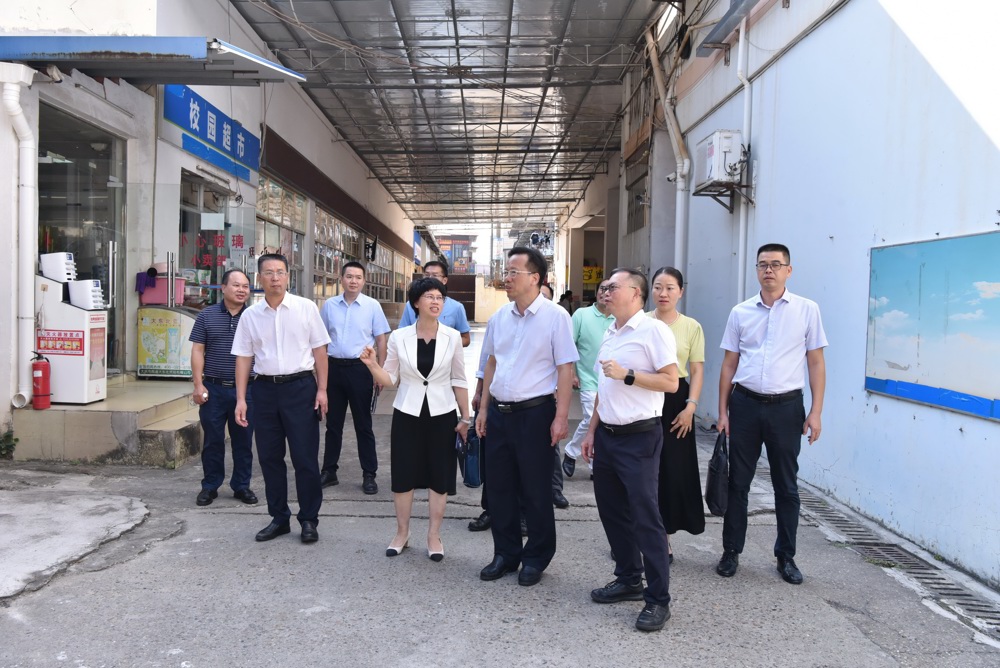 莫锦荣一行实地走访学生食堂