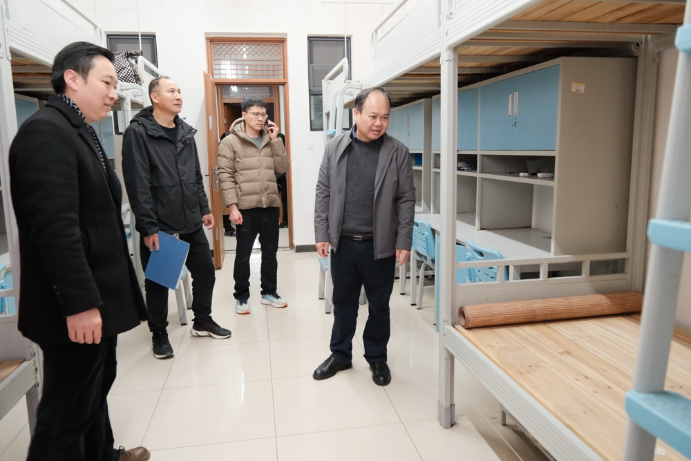 黄勇在东盟校区检查