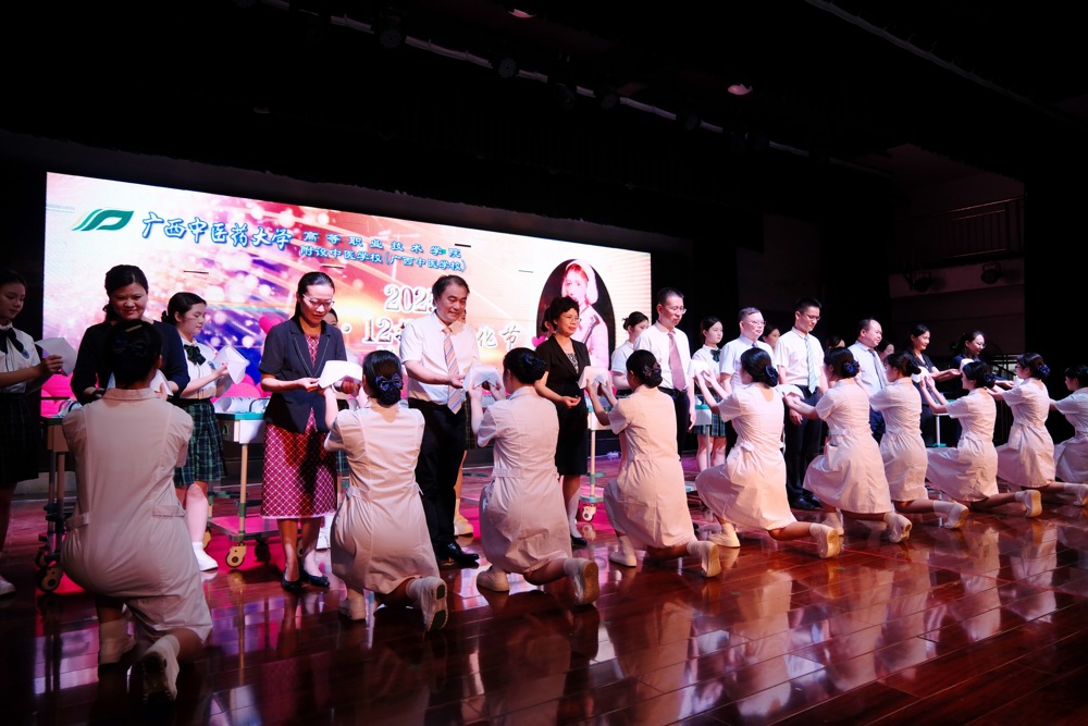 领导老师为护生授帽