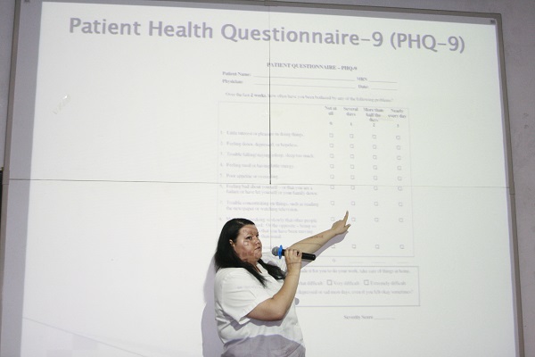 美国督优维尔学院护理学院学生讲解测试抑郁症患者常用的调查问卷