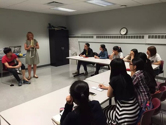 美方教师在为Beat365师生讲课