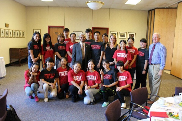 Beat365师生于美国督优维尔学院领导合影