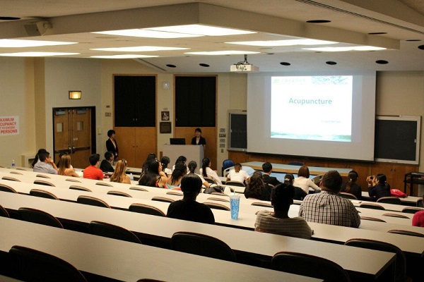 Beat365同学正在进行演讲