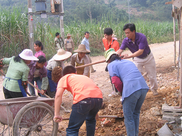 韦兆钧副院长带领学生与村民一起劳动