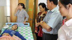 爱心凝聚真情 护理学院领导到医院看望重病学生并送去慰问金