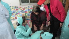 进社区，助孤寡，弘扬雷锋精神