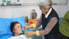 银发互助千里寻医  射波刀挽救老人一条腿