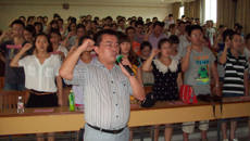 研究生学院党委召开新党员入党宣誓仪式暨2013届毕业生党员大会