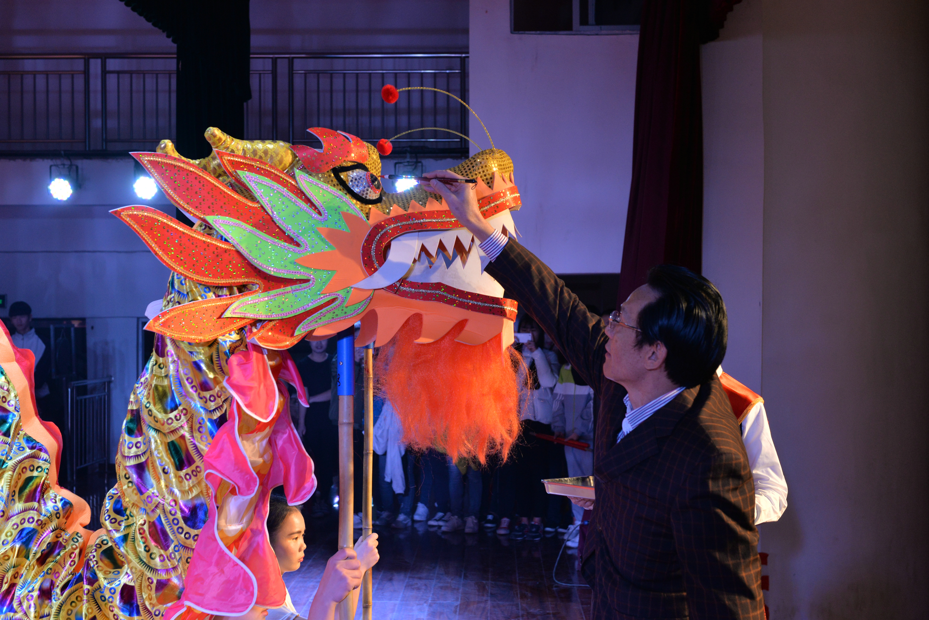 冼锦华书记为祥龙点睛