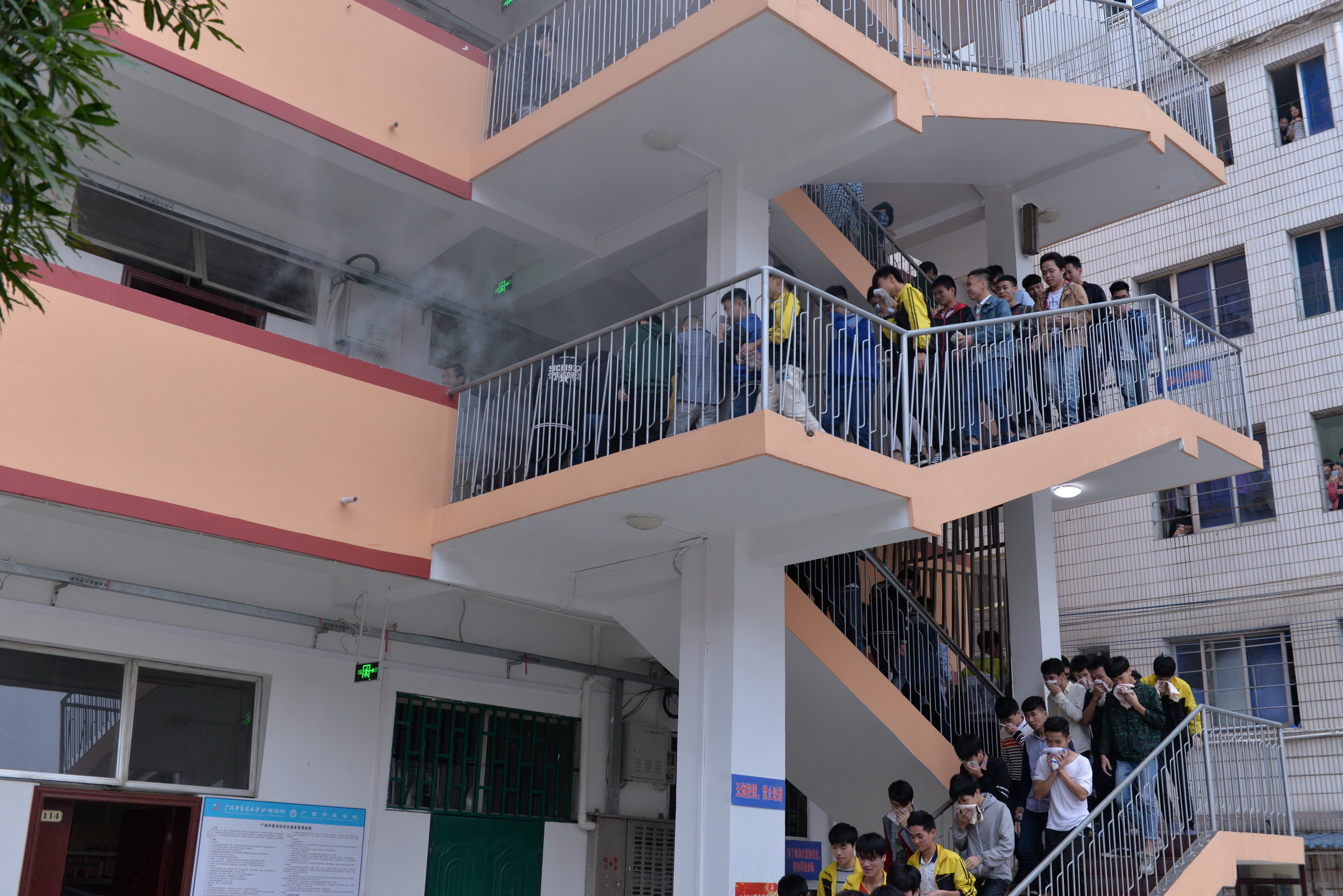 学生按秩序疏散