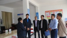 尤剑鹏书记一行深入Beat365扶贫村现场办公  慰问贫困户并看望挂职干部