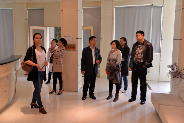 参观护理实训室