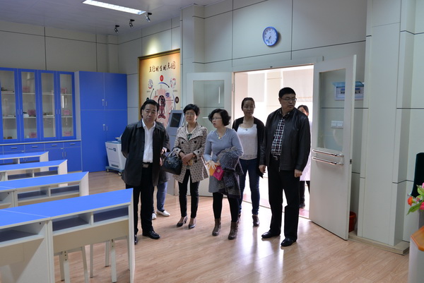 参观中医诊查实训室
