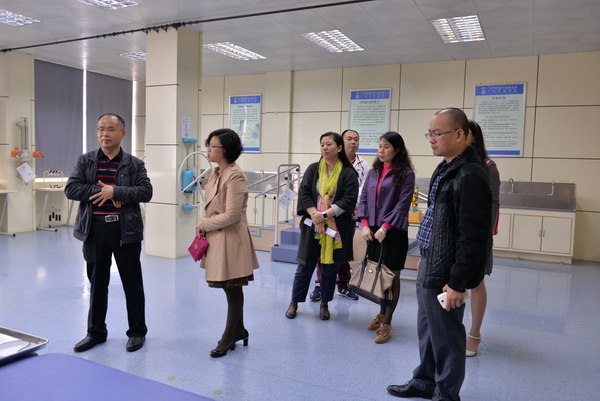 参观康复实训室