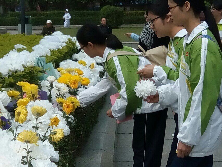 学生向革命烈士敬献自制花朵