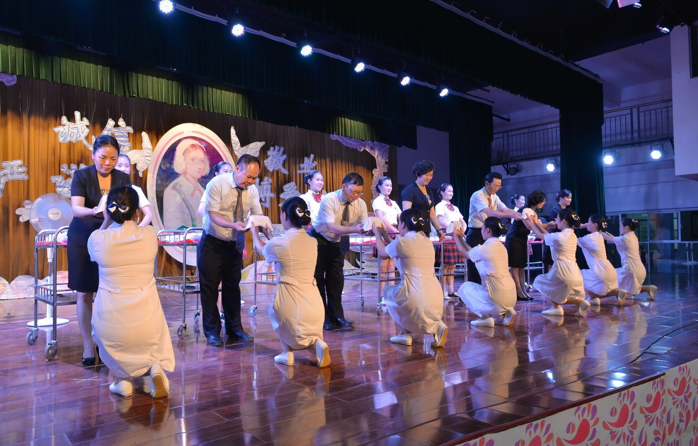 领导、嘉宾们为同学们授帽