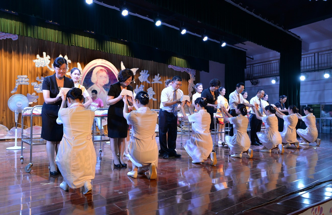 领导、嘉宾们为同学们授帽