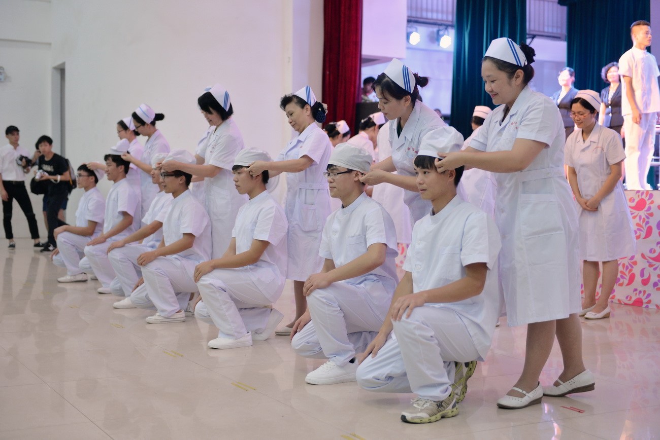 老师为同学们戴帽