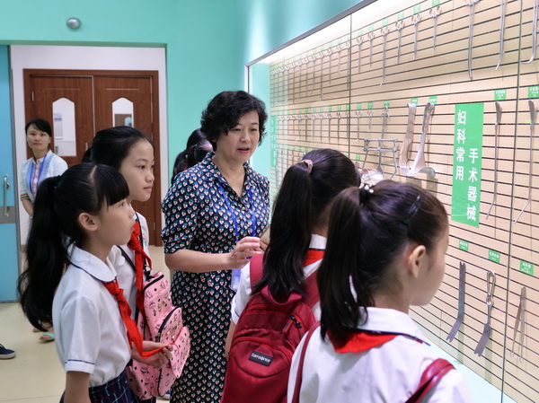 吴彬校长为同学们讲解手术器械