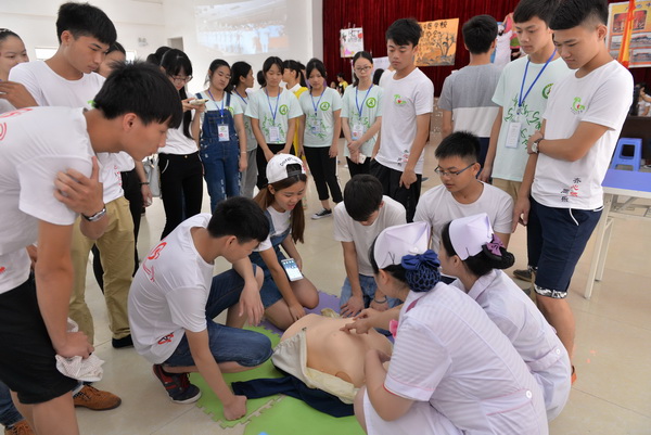 护生为参观学生讲解心肺复苏