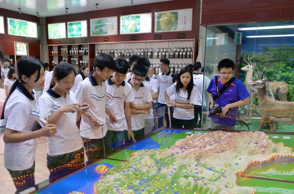 参观中药标本展示室