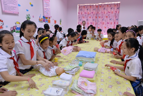 同学们参观儿科护理实训室