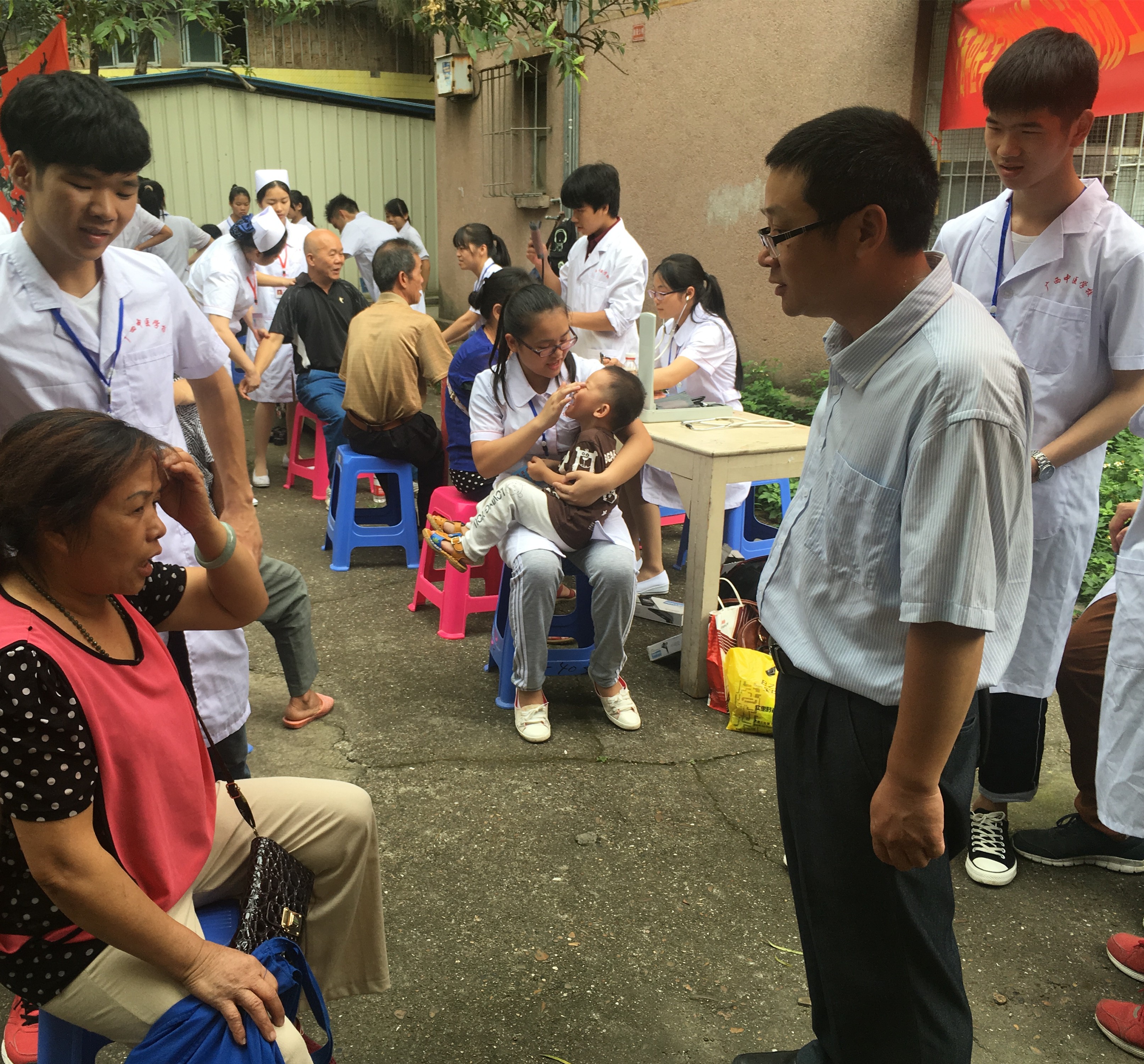 专业部主任秦生发老师在为居民讲解病痛症状及今后需要注意的事项