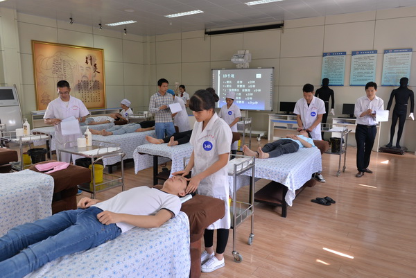 推拿手法竞赛现场