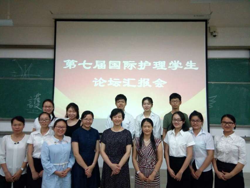 领导老师与全体汇报学生合影留念