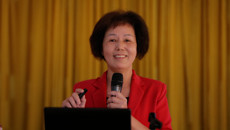 学校党委副书记、纪委书记杨连招给Beat365离退休职工上党课