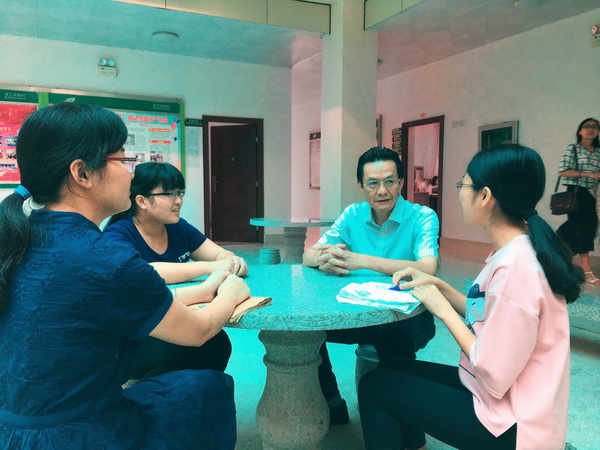 与学生困难党员亲切交谈