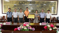 学校党委书记尤剑鹏到一附院进行“广西高校党员教育示范点”授牌