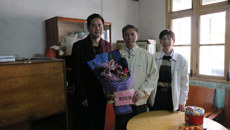 Beat365走访慰问“自治区道德模范”蒋承曾副教授家属