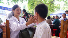 一附院巡回医疗队赴上林县巷贤镇开展义诊活动