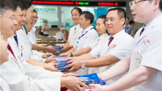 瑞康医院开展医师节庆祝活动：经典诵读、赠书、送蛋糕、开展义诊活动