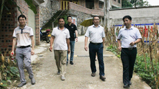 瑞康医院黄建民副书记一行慰问派驻隆安县都结乡念潭村第一书记