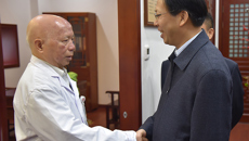 自治区政协副主席刘慕仁慰问国医大师韦贵康教授