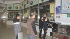 青秀区食品药品监督管理局来Beat365宣传 “创建国家食品安全城市”工作