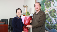 自治区党委常委、秘书长黄伟京慰问Beat365优秀专家代表刘永宏、滕红丽